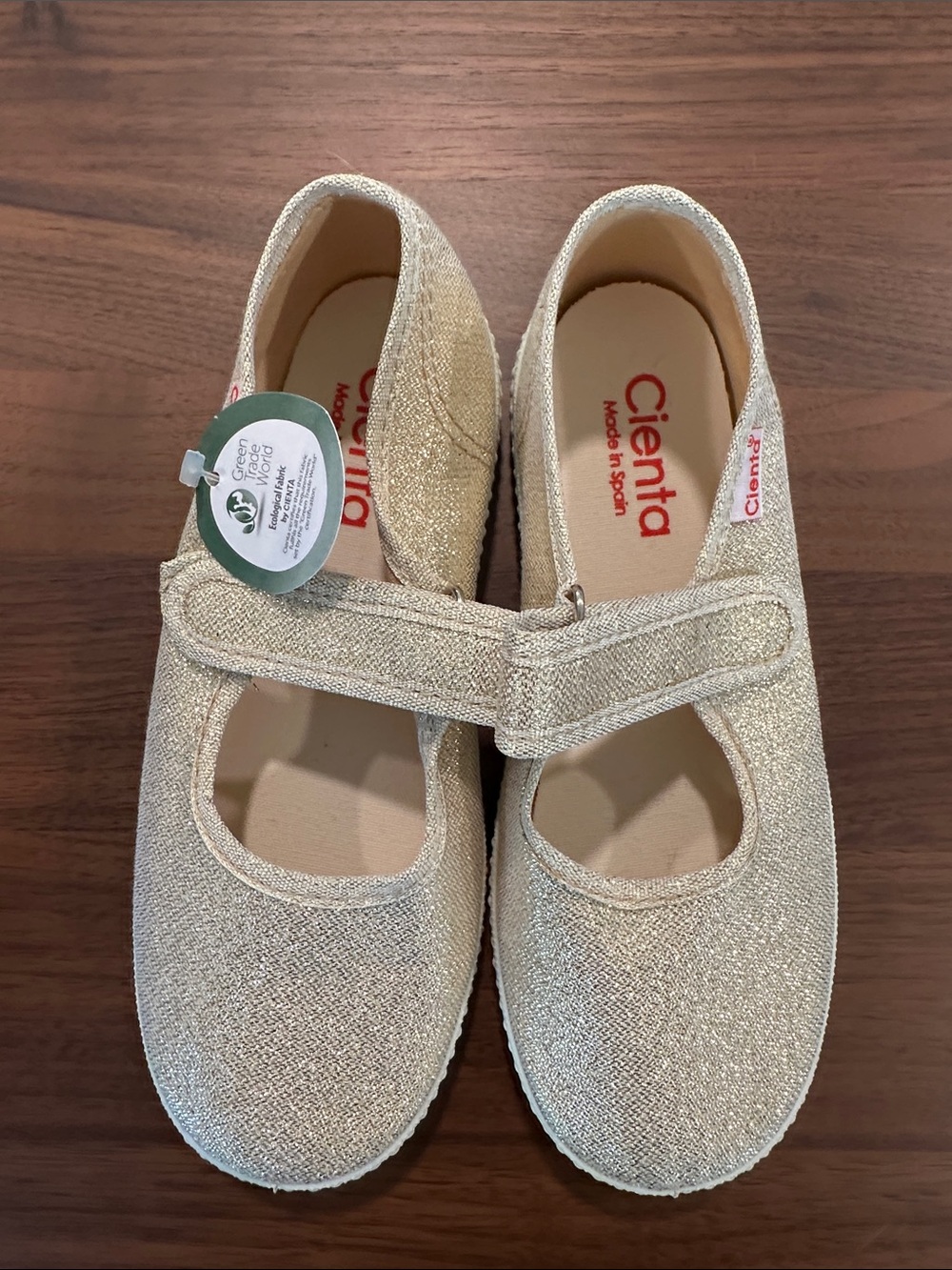 Cienta Girls Sparkle Gold Mary Jane with Hook-and-Loop Strap. Size 32 = 1-1.5